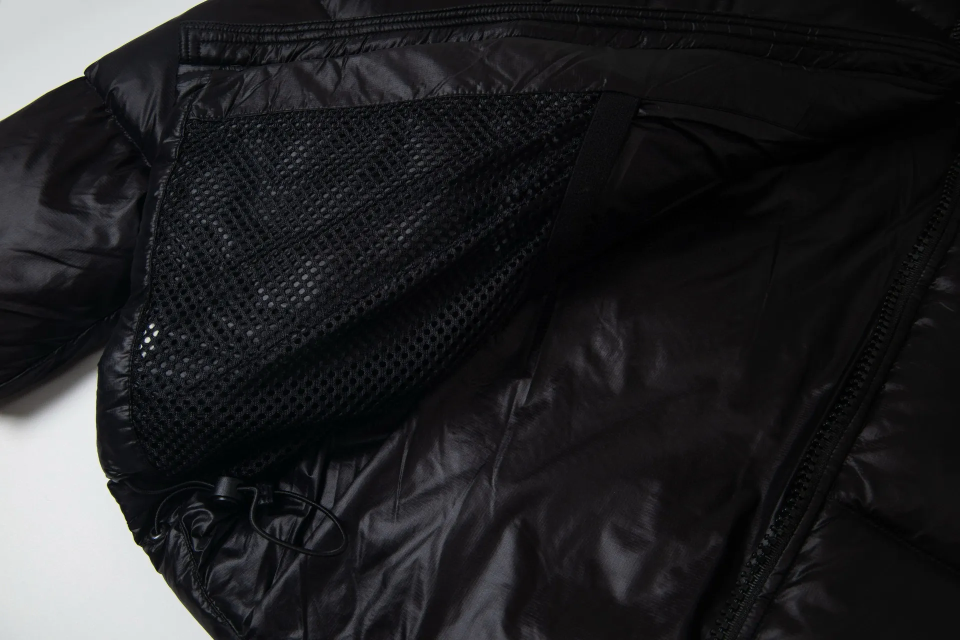 P790 model number: G122 Canada Goose's new Crofton series of lightweight couple's hooded down jacket 1️⃣The fabric is made of recycled Feather-Light tear-resistant fabric, which is ultra-light and has no sense of weight on the upper body. The unique black label highlights the temperament. The interior is filled with white duck down, making the upper body very light and comfortable! 2️⃣It is very youthful and energetic, and can be easily worn by both men and women. It is very in line with the fashion aesthetic concepts of today's young people! 3️⃣ Full set of customized accessories, complete with three standards, same style for men and women, a must-have for couples Color: Picture color Size: S, M, L, XL